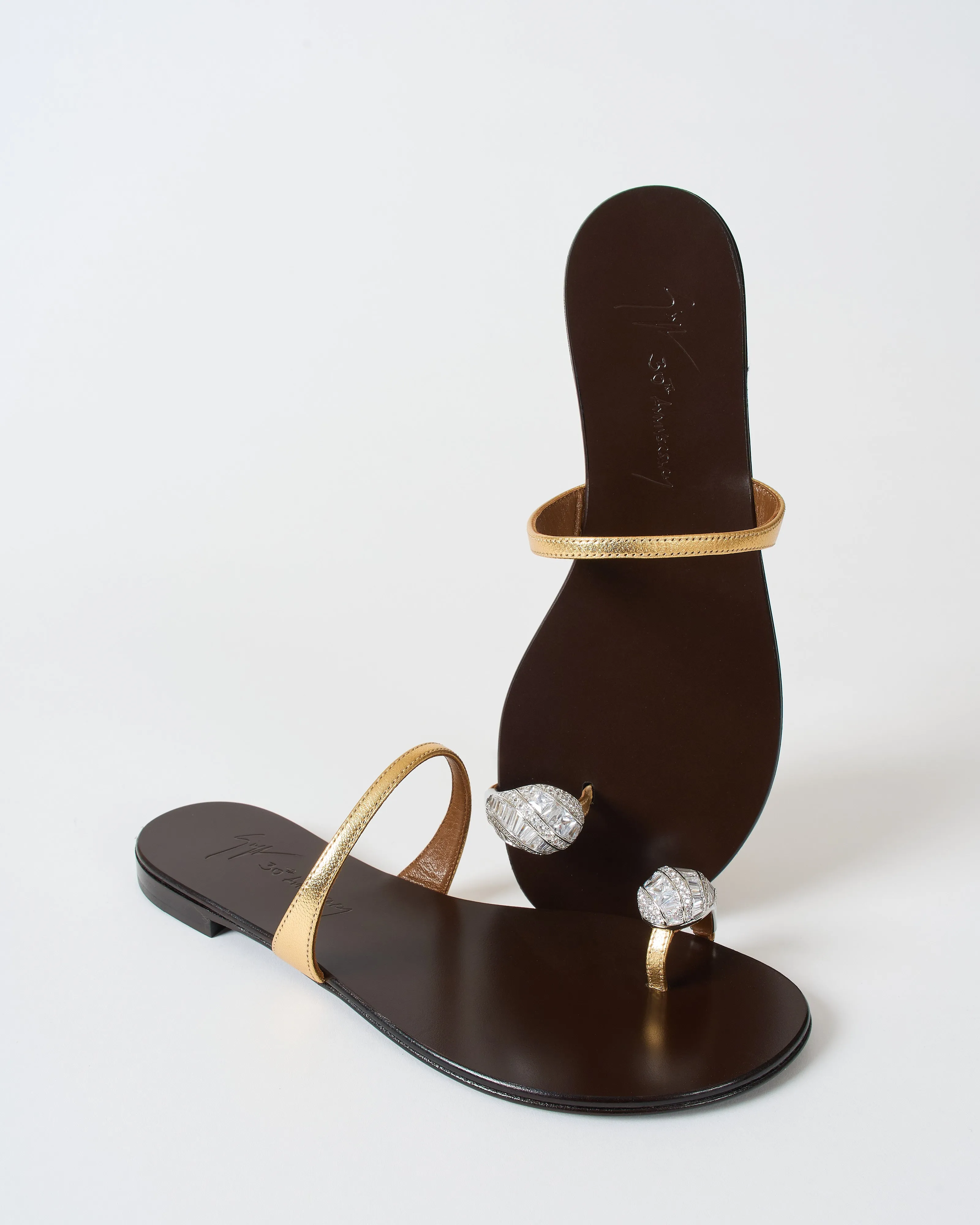 flat sandal w/ toe ring