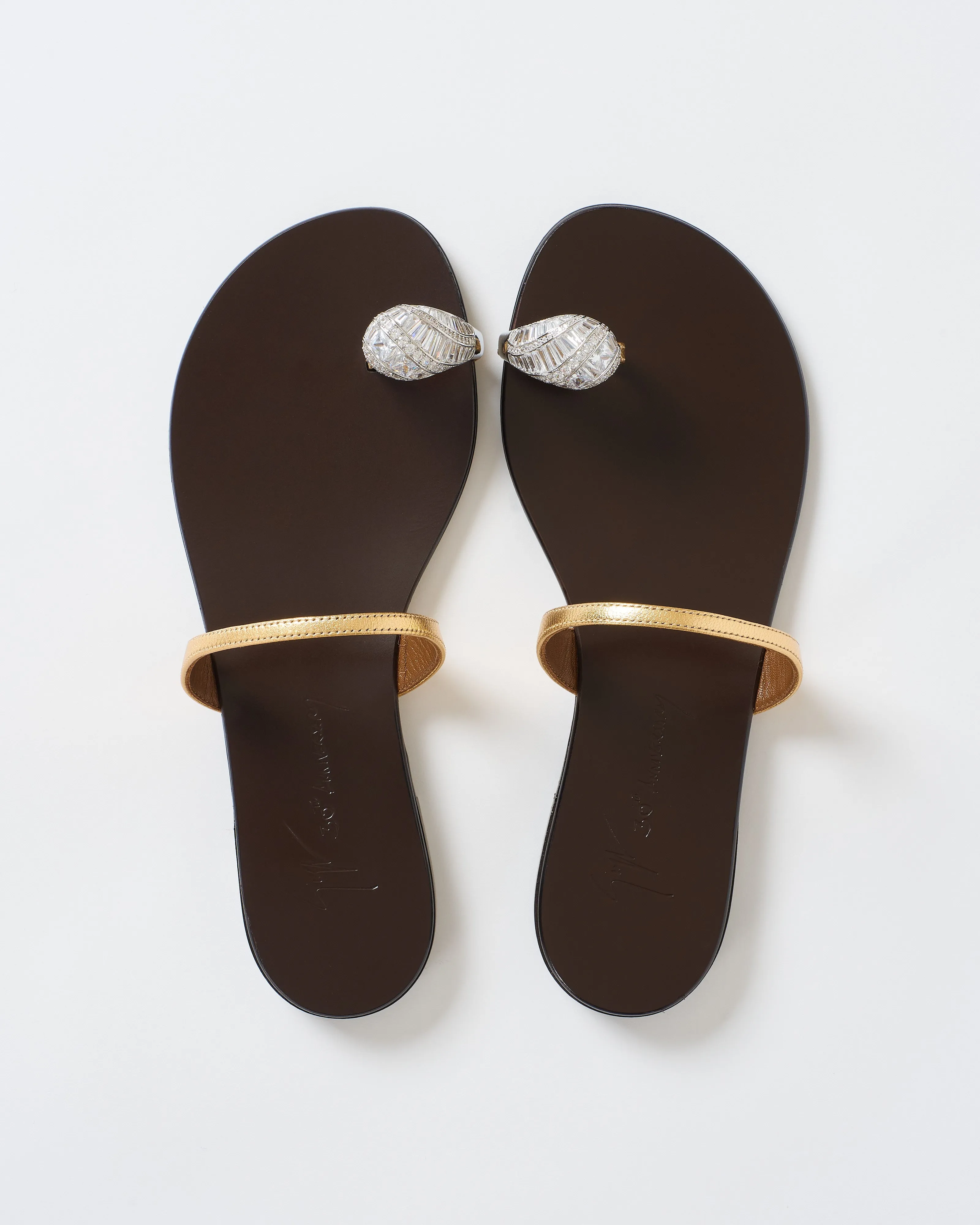 flat sandal w/ toe ring