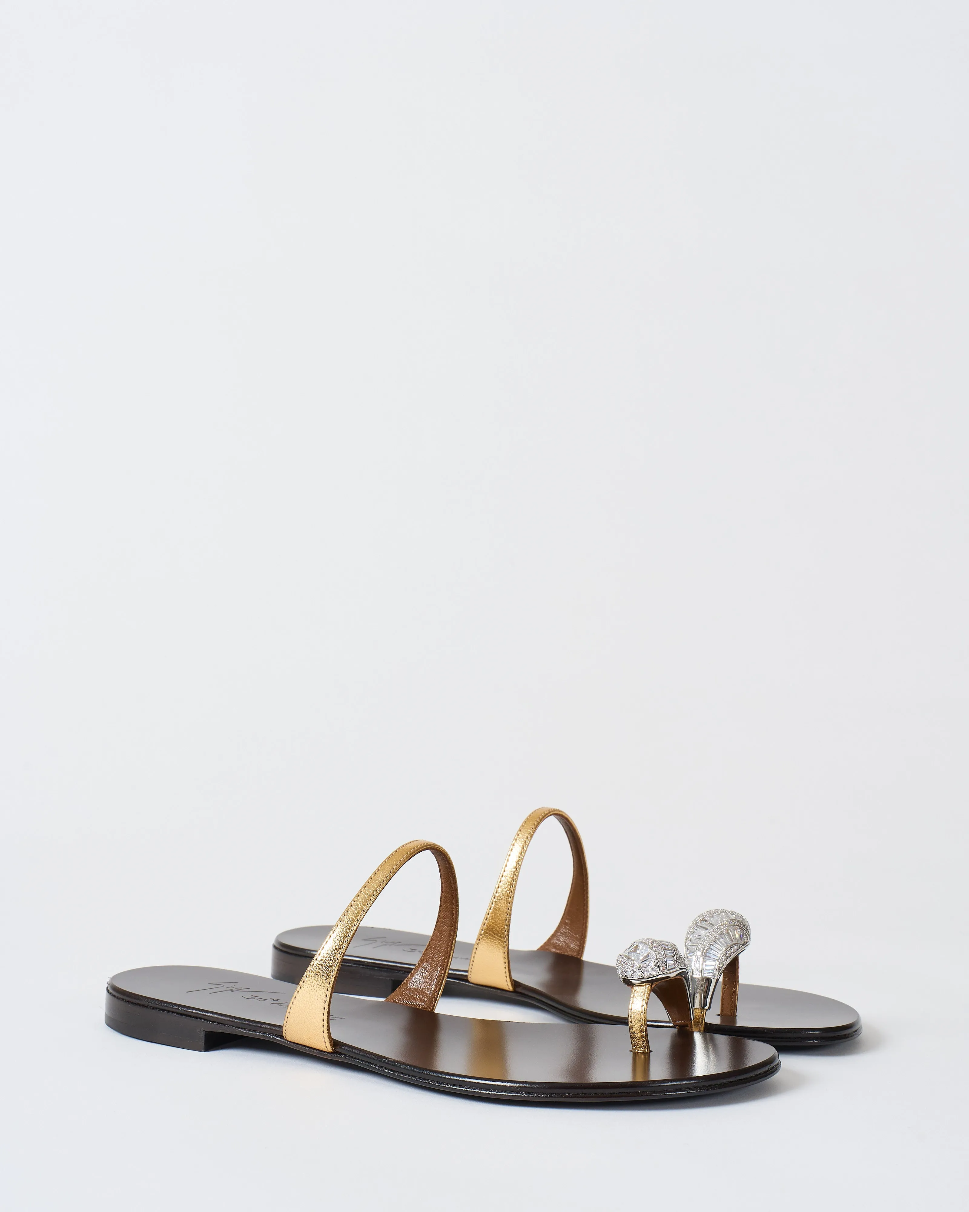 flat sandal w/ toe ring