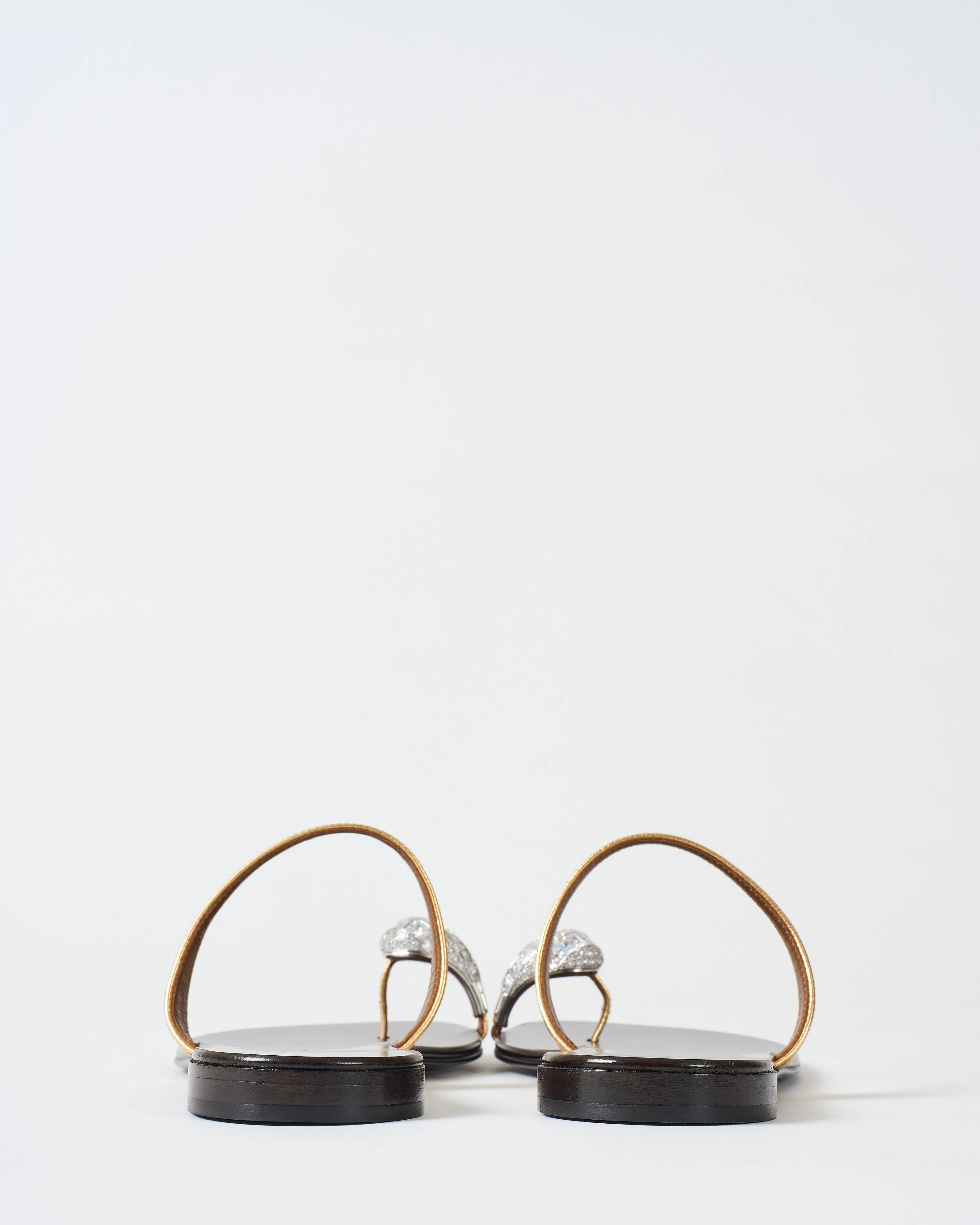 flat sandal w/ toe ring