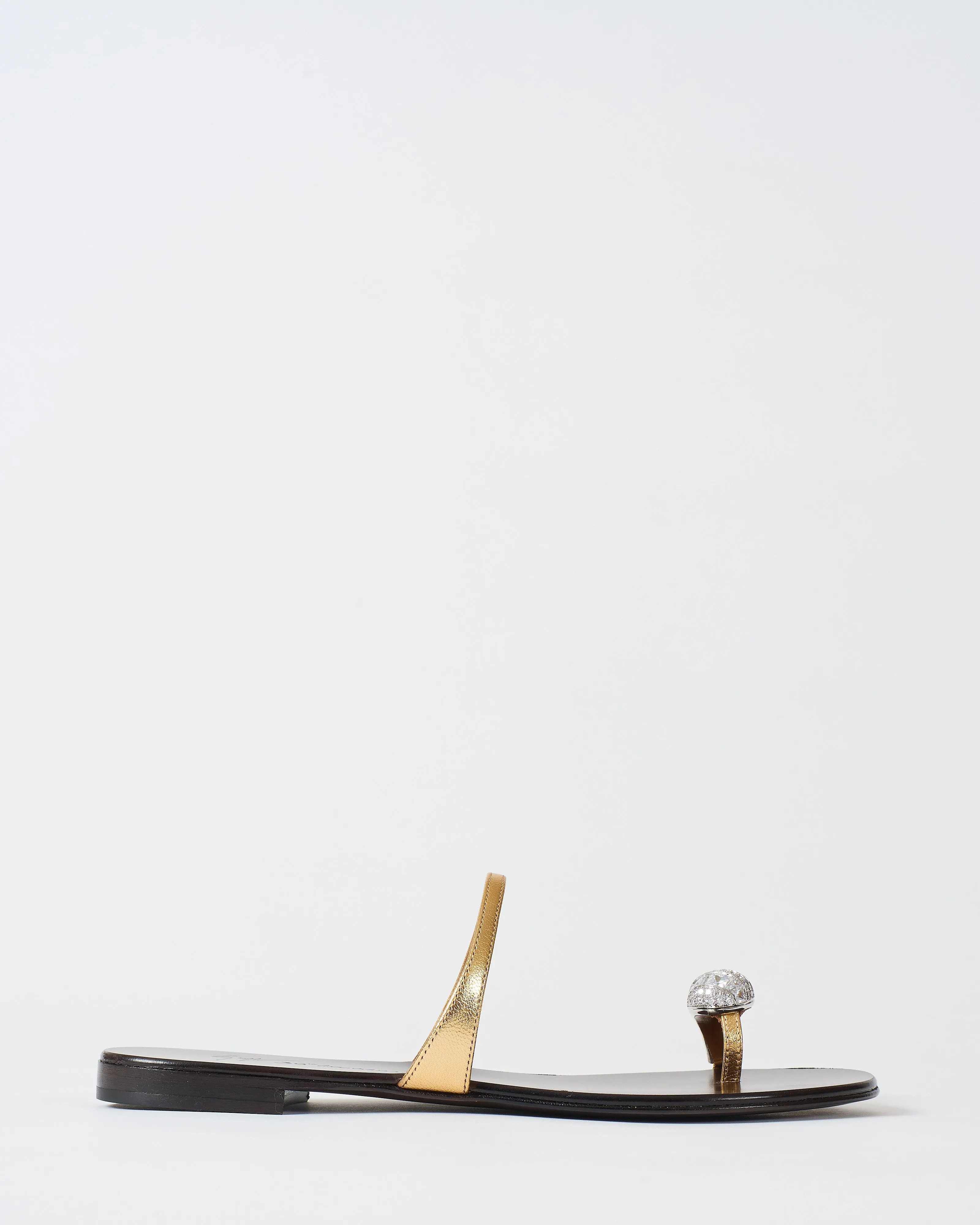 flat sandal w/ toe ring