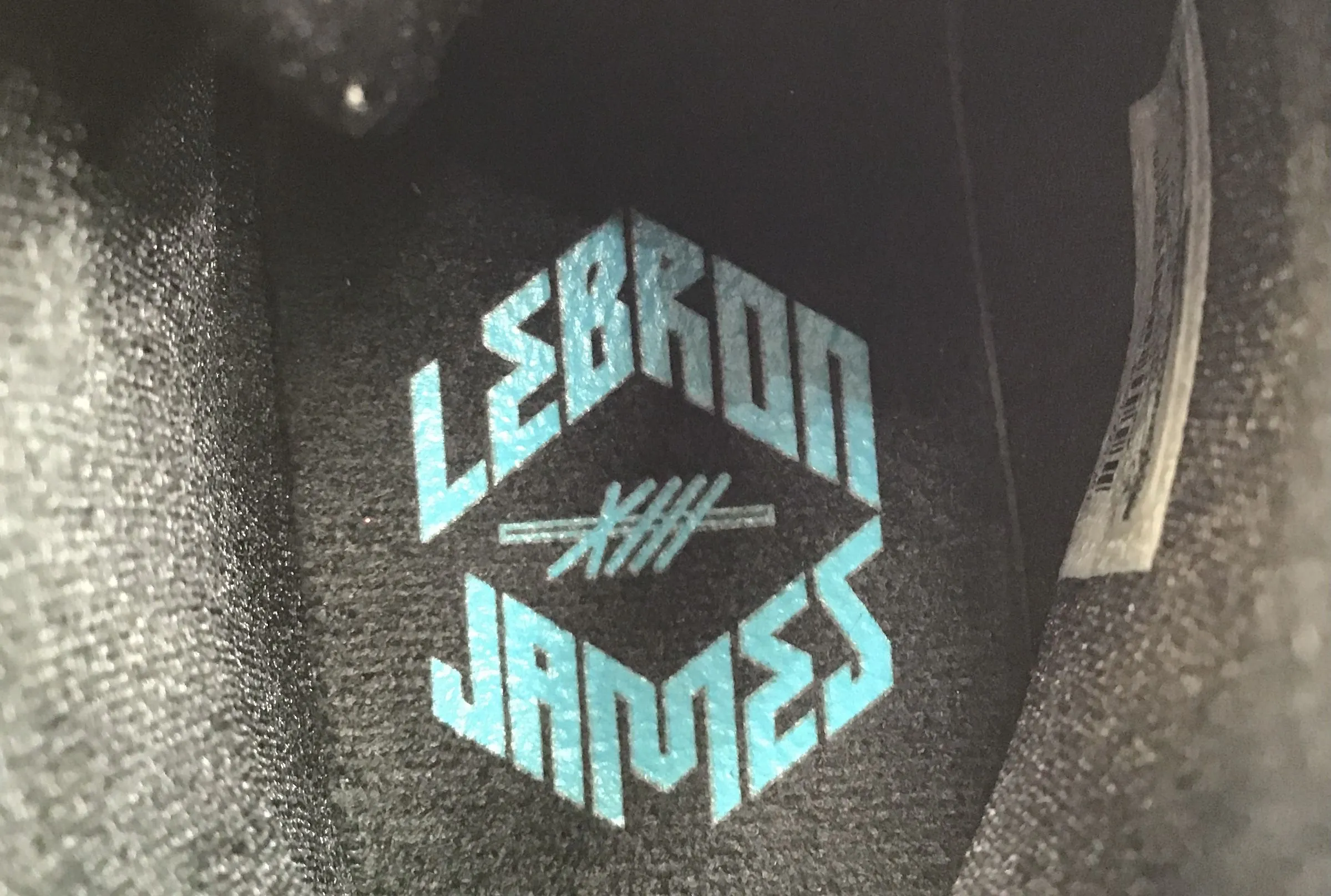 Nike Boys LeBron 13 808709-003 Black Blue Athletic Shoes - Size 5.5